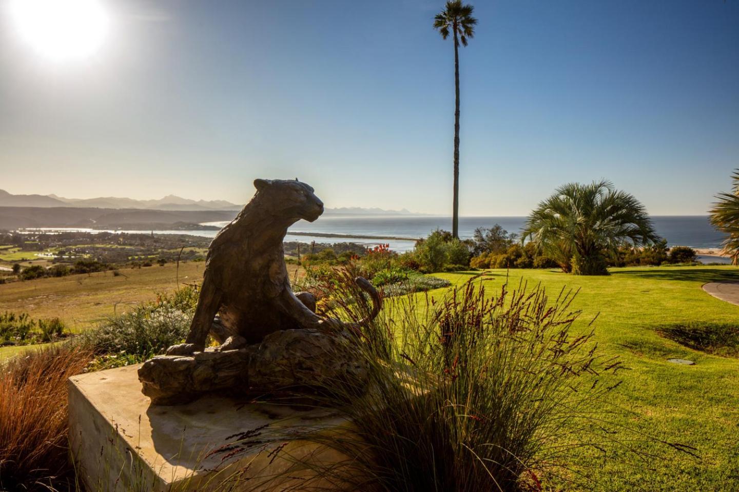 فندق بوتيك سكاي فيلا بليتنبيرغ باي المظهر الخارجي الصورة The Bobcat statue at the entrance of the school